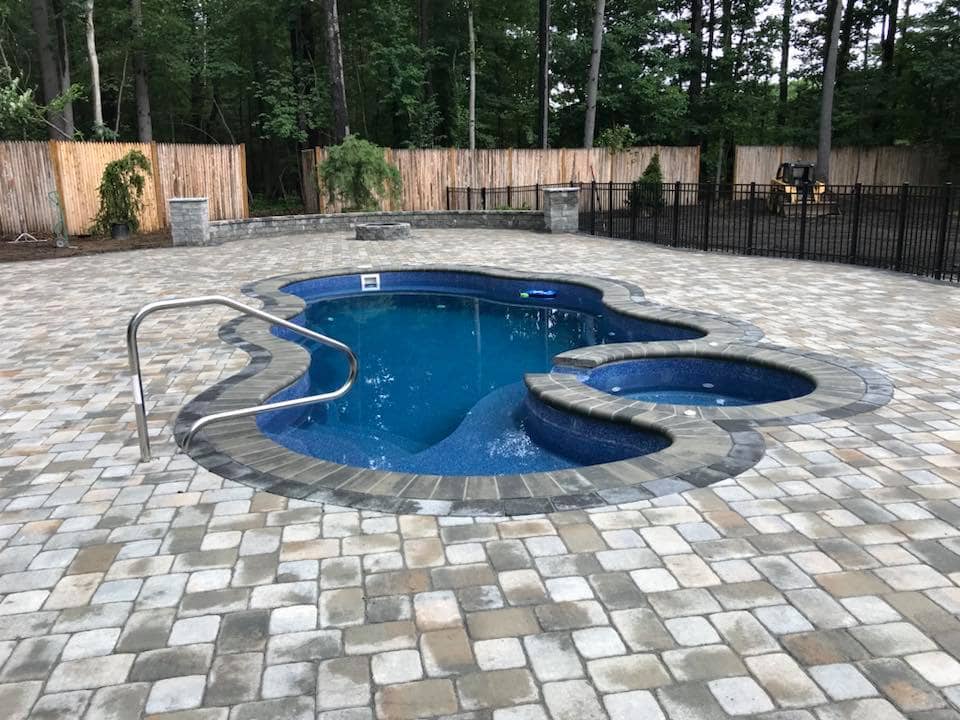 Maple Leaf Driveways & Landscaping - Patios - Paving - Blacktop - Asphalt - Interlocking - Power washing - Mississauga photo 4